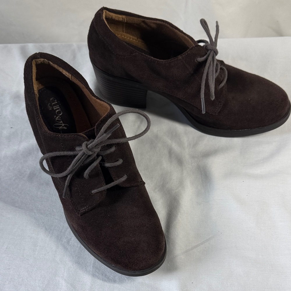 EuroSoft Chocolate Suede Lace-Up heeled shoes. 8.